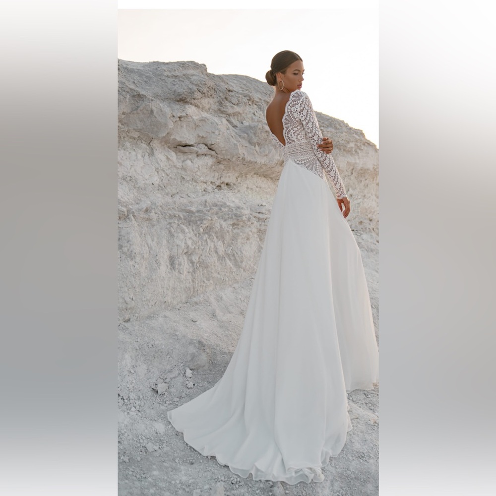 Elegant Lace ivory Dress bodice with ivory chiffon skirt.
Size 14. P739 - Picture 3 of 6